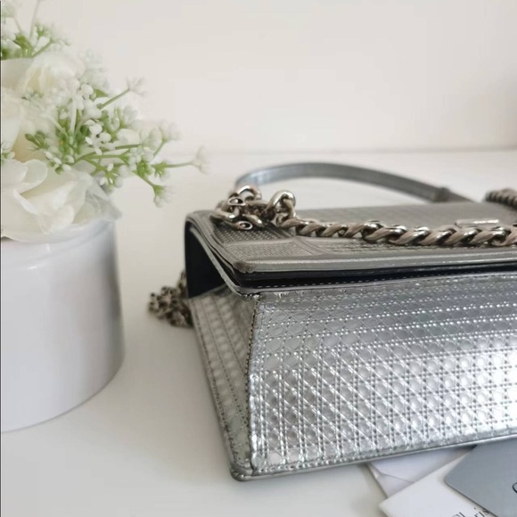 DIOR
Metallic Patent Micro-Cannage Medium silver - Picture 6 of 12